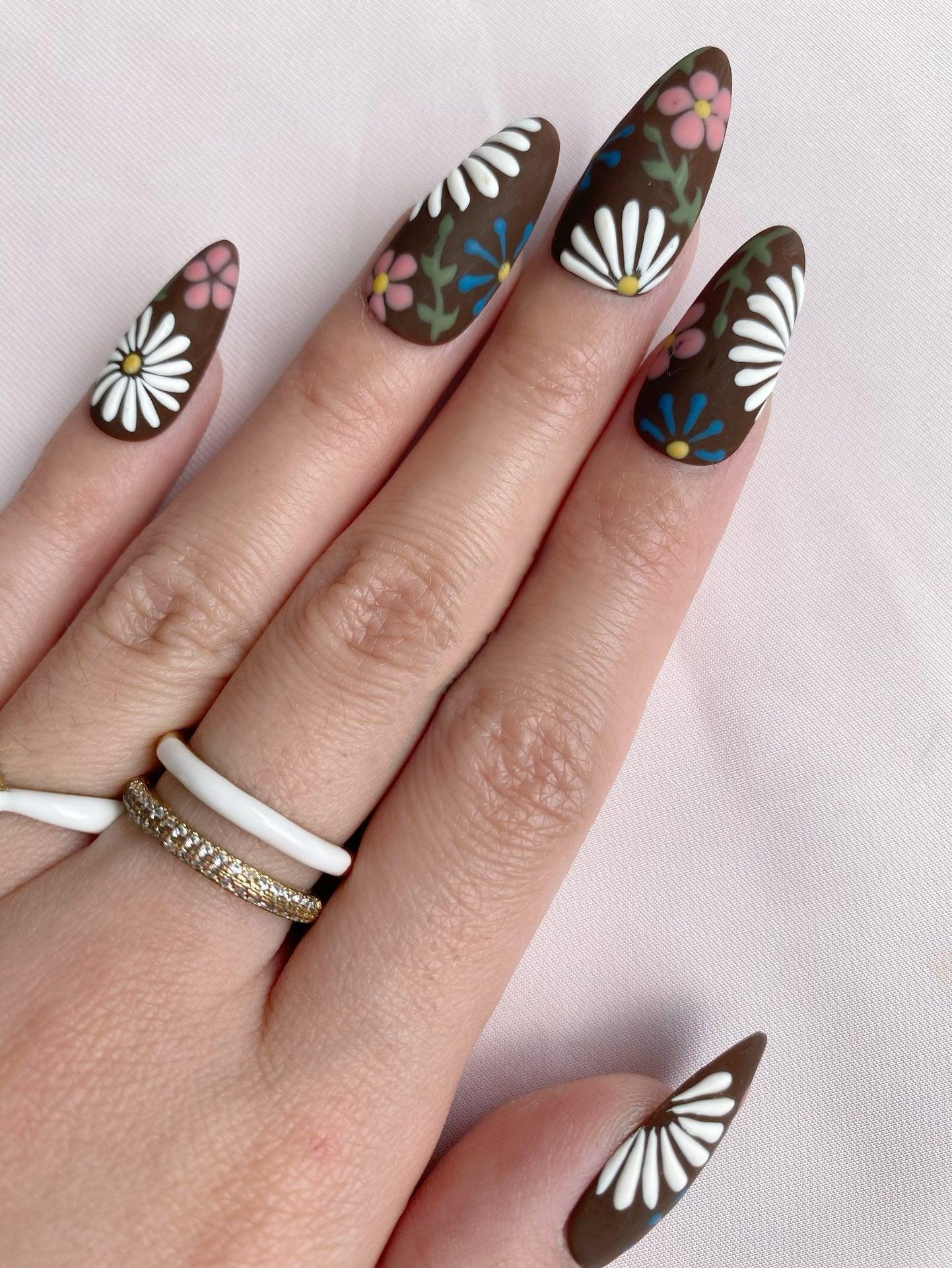 Daisy Fields - GO2NAIL  MEDIUM ALMOND PressOnNails