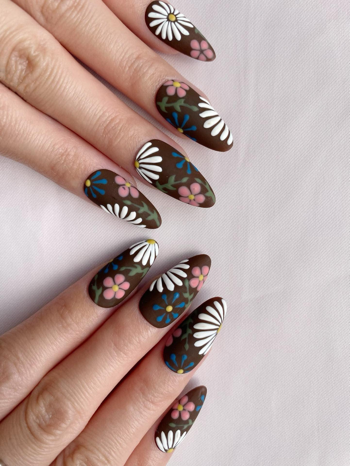 Daisy Fields - GO2NAIL  MEDIUM ALMOND PressOnNails