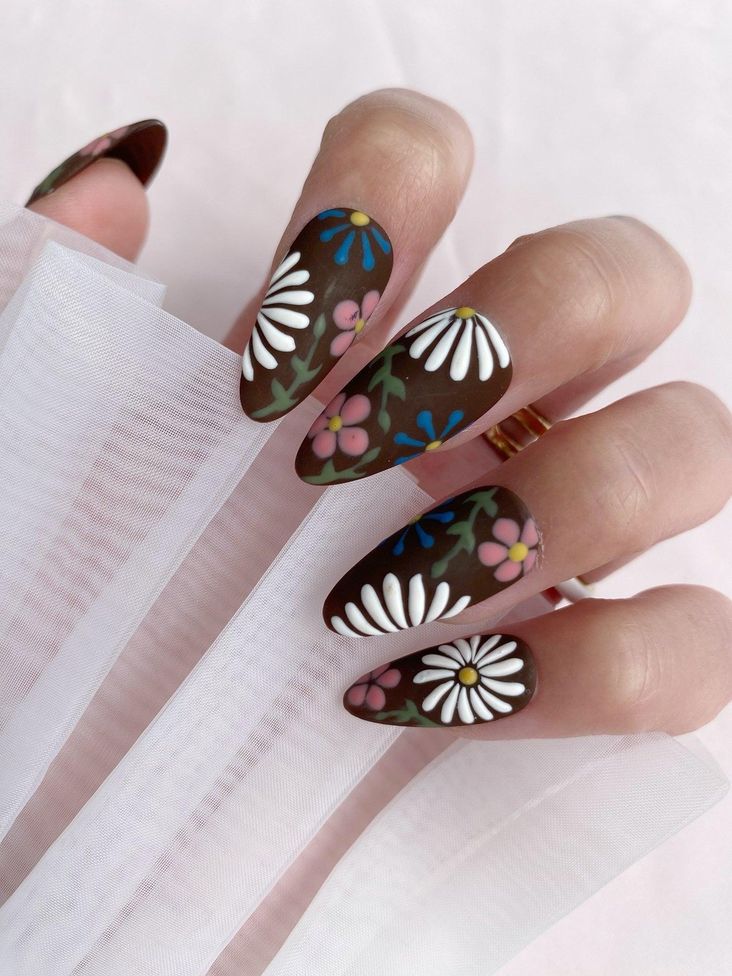 Daisy Fields - GO2NAIL  MEDIUM ALMOND PressOnNails