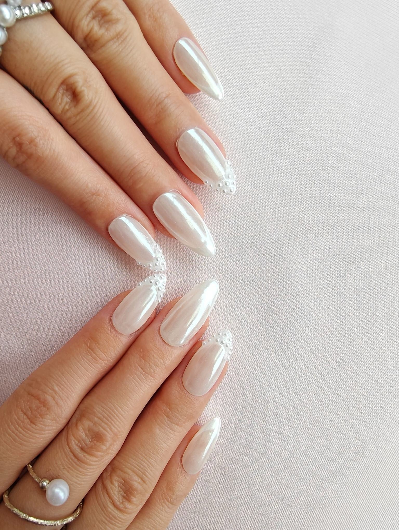 Chic Pearls Bring Elegance to Wedding Nails