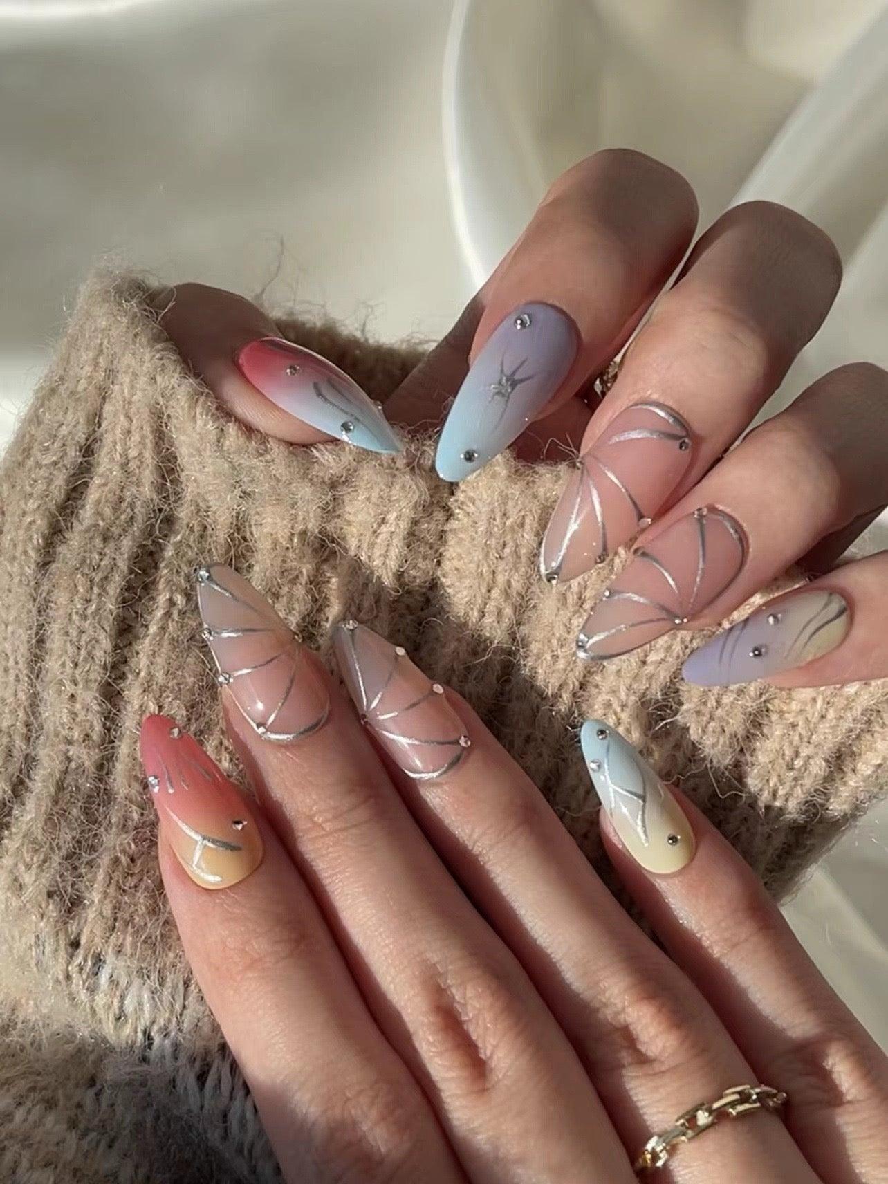 silver-dreams.co シルバー ドリーム ネイル | ミディアム アーモンド シェイプ | 夢のようなエレガントなスタイル | Go2Nail