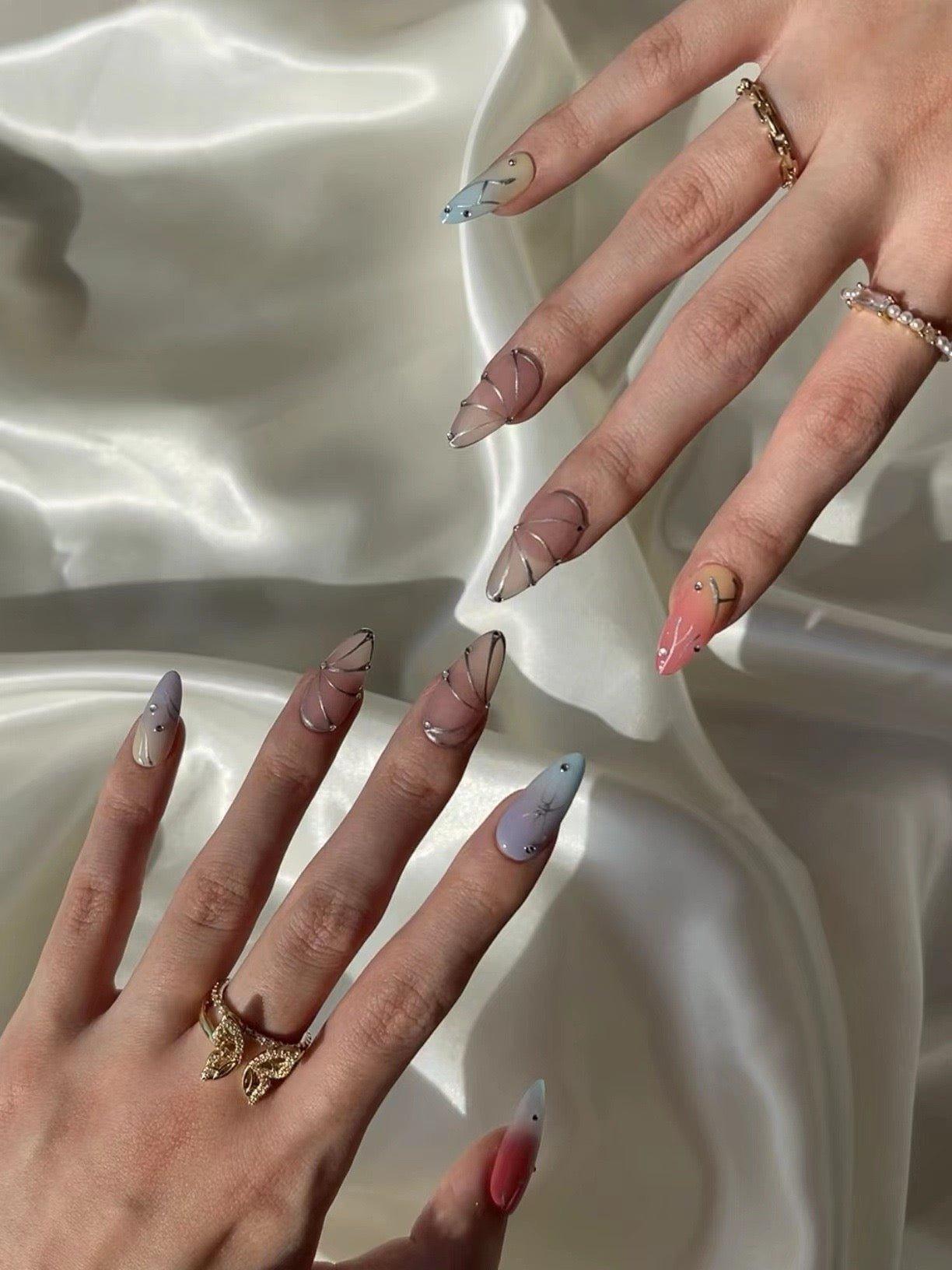 Silver Dream - GO2NAIL  MEDIUM ALMOND PressOnNails